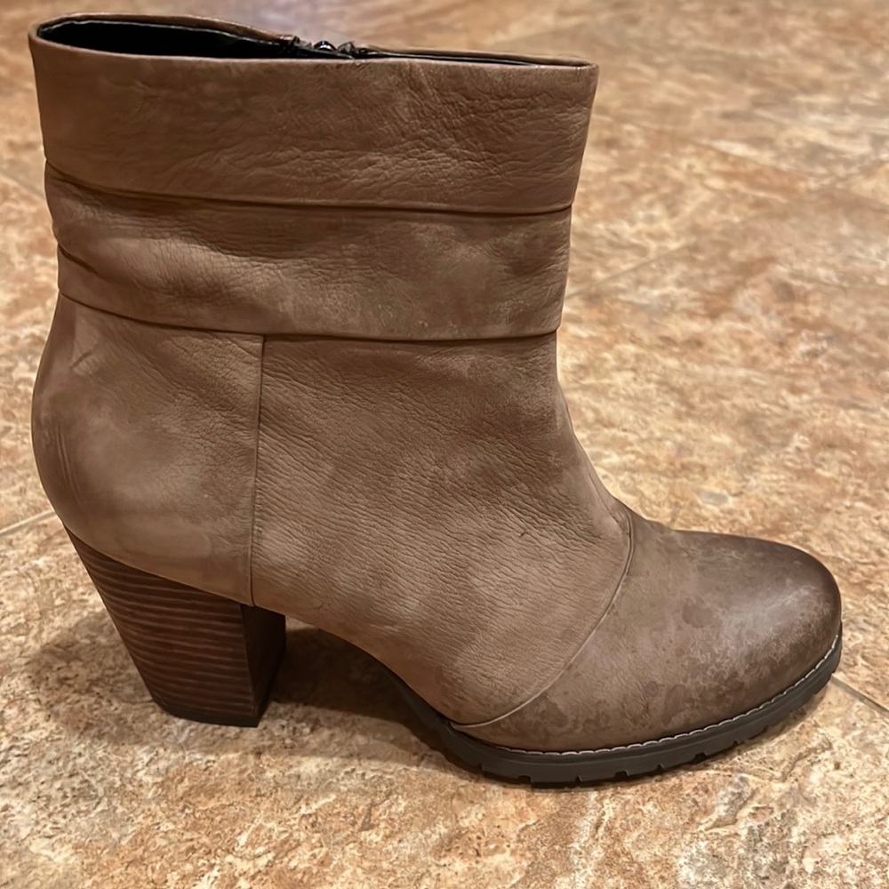 Clark Artisan Taupe Suede Distressed Finish Women Booties (Rounded Toe) 9M; NEW